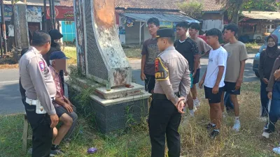 Polres Pekalongan Gerak Cepat Selamatkan Lansia Tergeletak di Perbatasan Karanganyar-Kajen, Berhasil Dipulangkan ke Keluarga