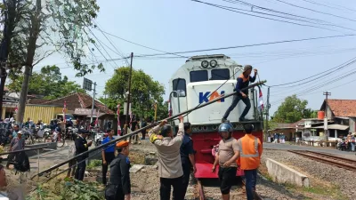 Tiang WiFi Roboh Menutup Rel di Sragi Pekalongan, Perjalanan Kereta Tertahan 30 Menit