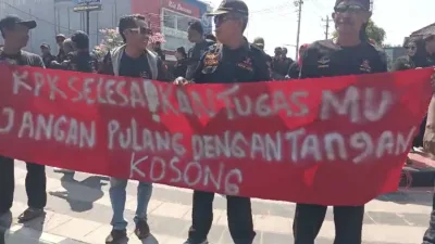 Bentangkan Spanduk “Jangan Pulang dengan Tangan Kosong”, GRIB Jaya Desak KPK Usut Tuntas Korupsi Pemalang