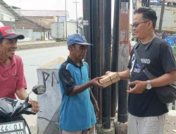 Jumat Kliwon Berbagi, Tim Lambe Umpres Bagikan Ratusan Nasi Kotak di Jalur Pantura Ampelgading hingga Comal