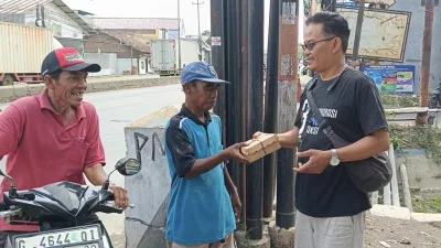 Jumat Kliwon Berbagi, Tim Lambe Umpres Bagikan Ratusan Nasi Kotak di Jalur Pantura Ampelgading hingga Comal